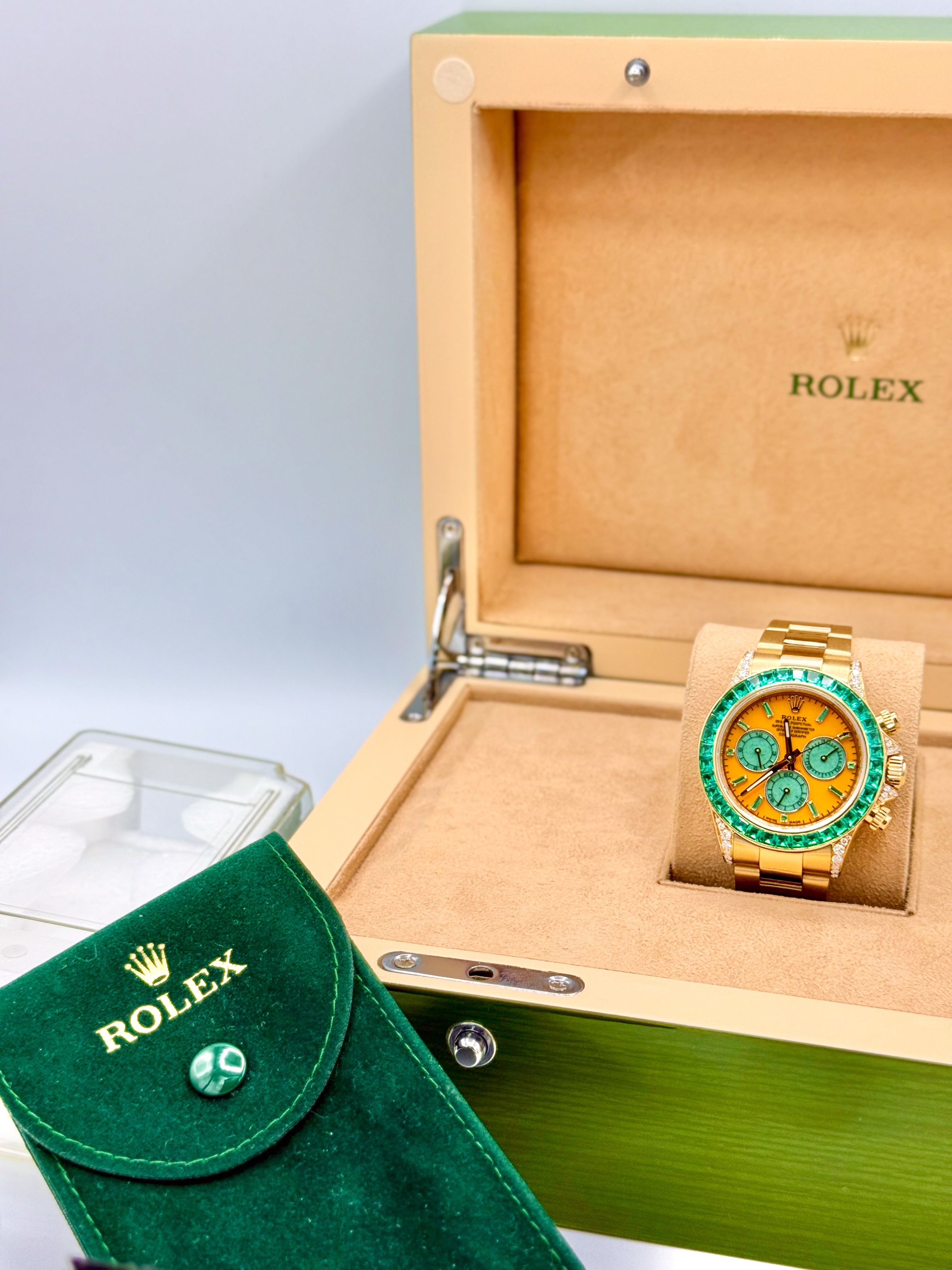 ROLEX DAYTONA “OFF-CATALOGUE (GREEN SAPPHIRE)” 40MM